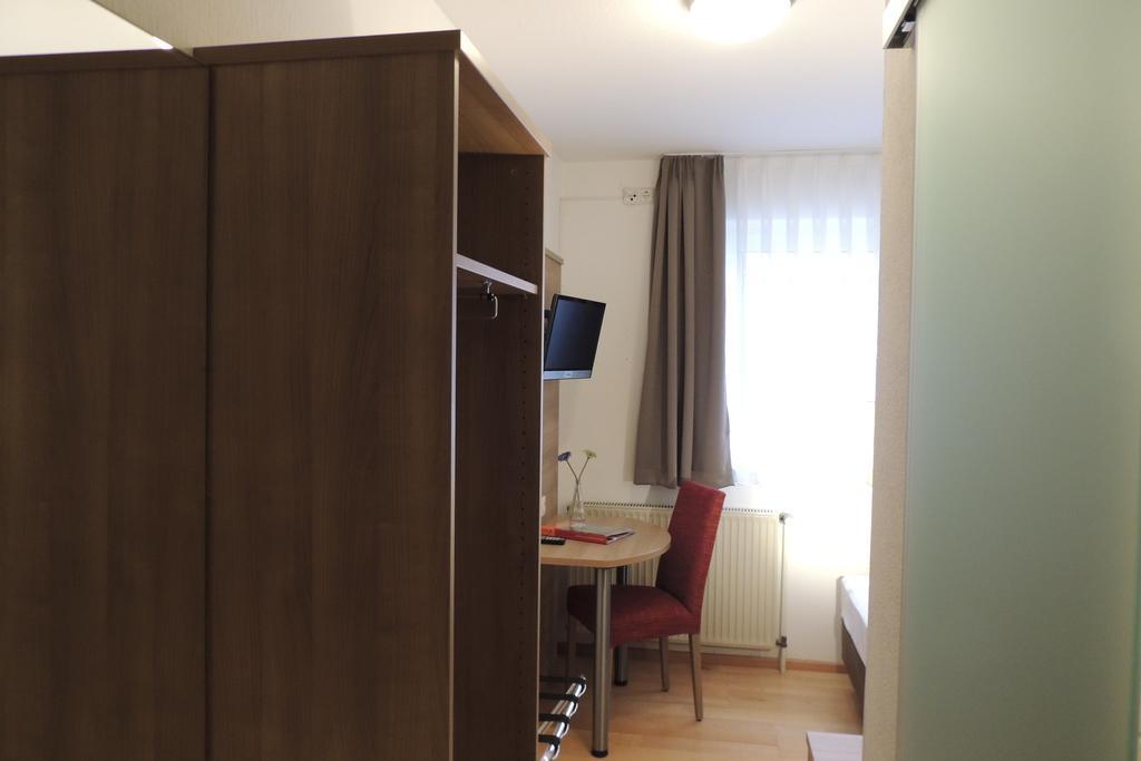 Hotel-Gasthof Neue Post Leutershausen  الغرفة الصورة