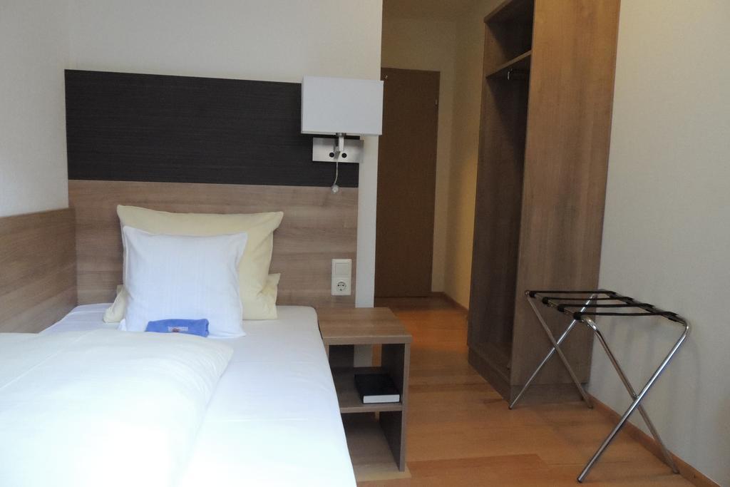 Hotel-Gasthof Neue Post Leutershausen  الغرفة الصورة